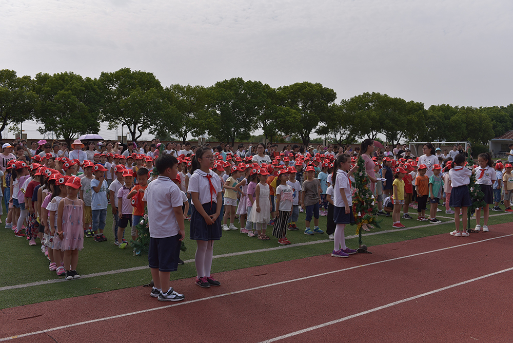 嘉定区望新小学举行"做最美的望小蜡梅"一年级新生入学仪式