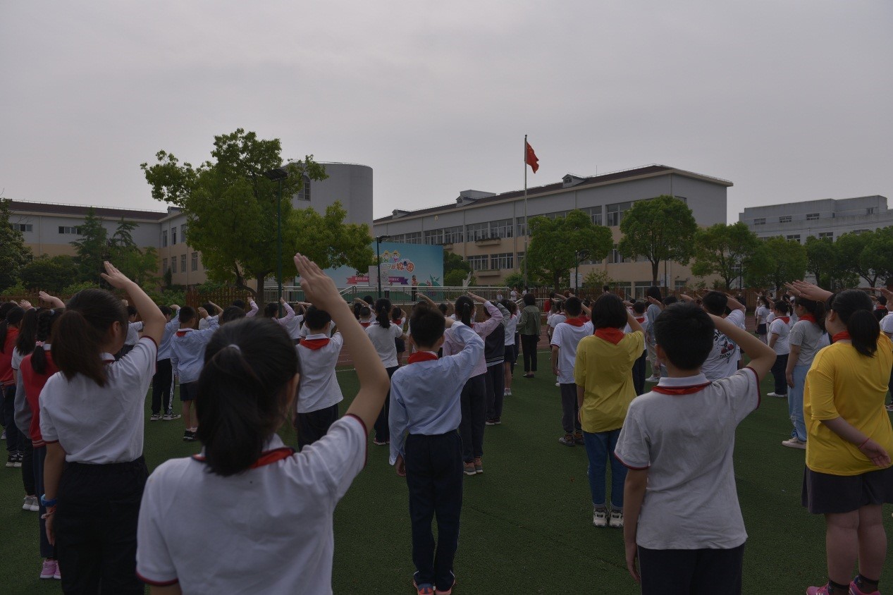 同心战疫共成长蜡梅学子返校园嘉定区望新小学复学第一周主题升旗仪式